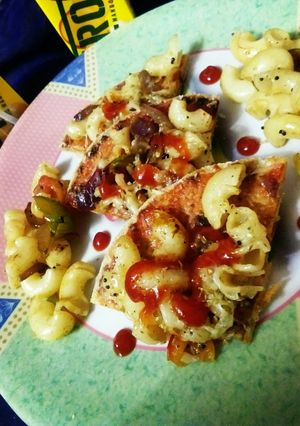 मैकरोनी  आटा पिज्जा (Macaroni aata pizza recipe in Hindi) रेसिपी मुख्य फोटो