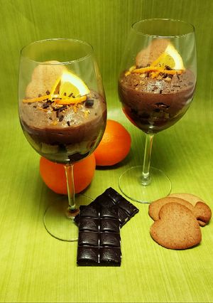 Narancsos csokoládé mousse mézeskaláccsal recept fotója