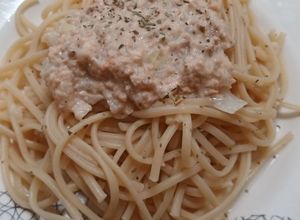 Una foto de Pastas con sala de Salmón