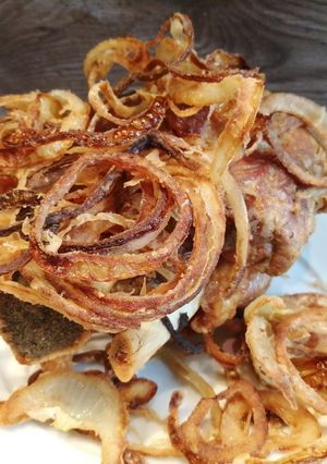 Lyoni hagymás, sörös csülök recept fotója