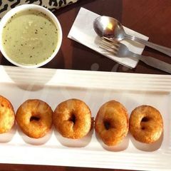 A picture of Medu bada with green coconut chutney.