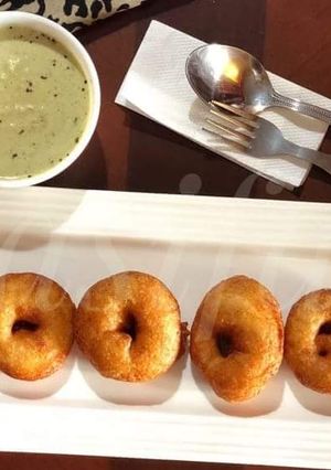 A picture of Medu bada with green coconut chutney.