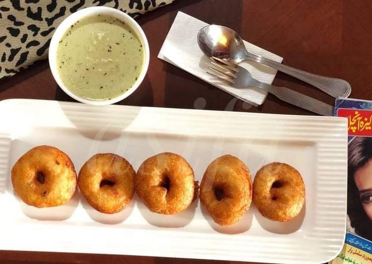 Simple Way to Prepare Medu bada with green coconut chutney