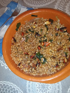 Una foto de Bowl de trigo con soja, algas y almendras