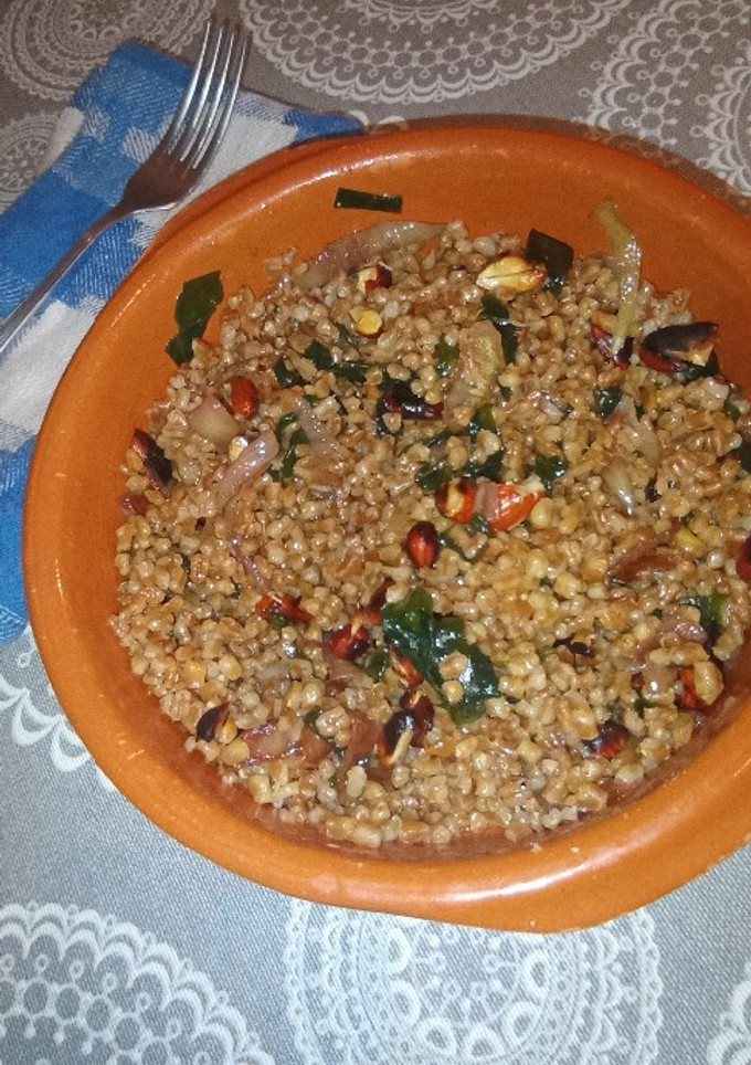 Una foto de Bowl de trigo con soja, algas y almendras