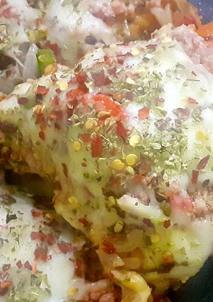 চিকেন চীজ বার্স্ট পিজ্জা (Chicken cheese burst pizza recipe in Bengali) রেসিপির প্রধান ছবি