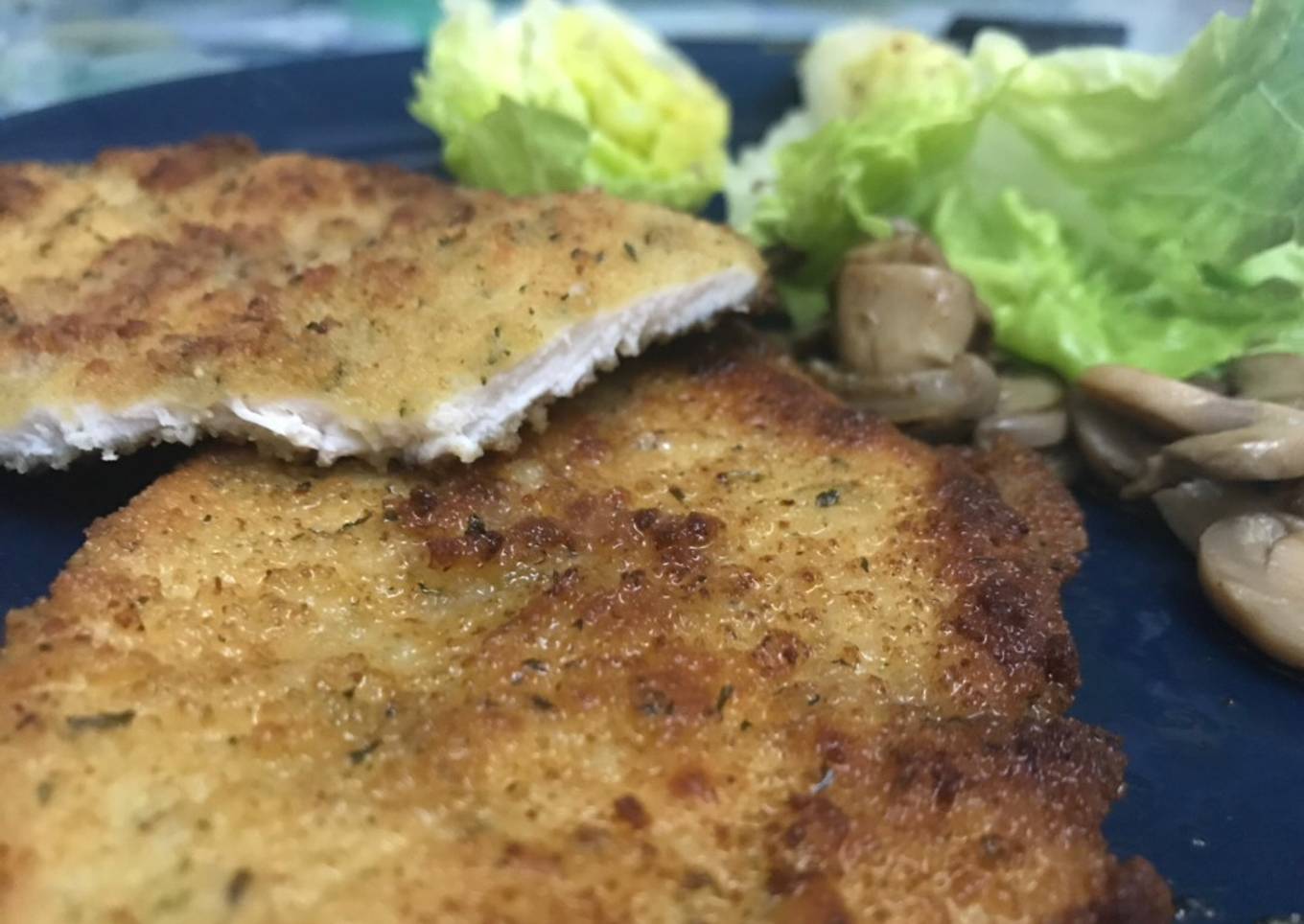 Pechuga de pollo empanada con champiñones