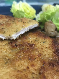 Una foto de Pechuga de pollo empanada con champiñones