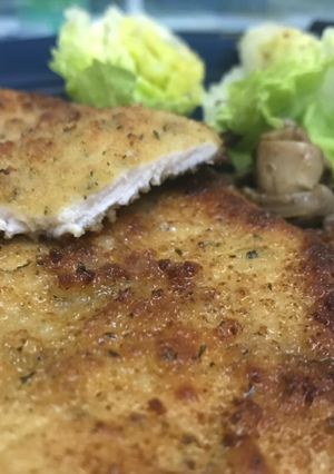 Una foto de Pechuga de pollo empanada con champiñones