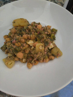 Una foto de Garbanzos con carne picada y espinacas