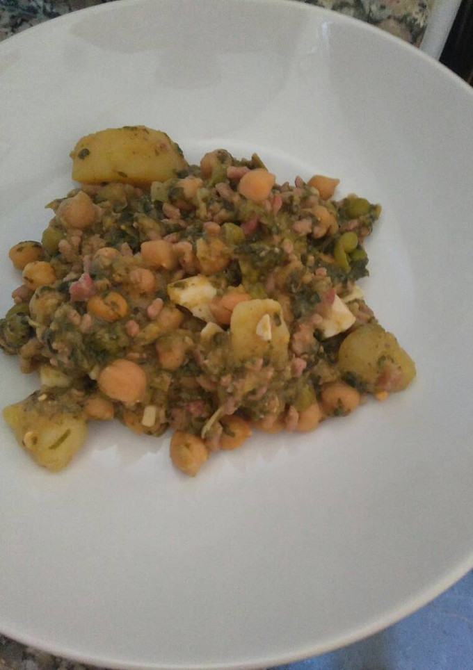 Una foto de Garbanzos con carne picada y espinacas