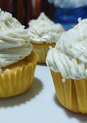 Una foto de Cupcakes de coco Buttercream de chocolate Montblanc de almendra