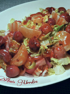 Una foto de Ensalada vegana de tomates, en salsa picante con mandarina