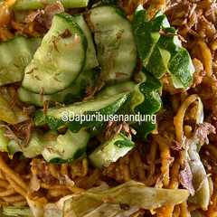 A picture of Mie Goreng Pedas Pakai Mie Urai Merah.