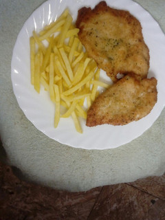 Una foto de Patatas con pechuga de pollo empanada