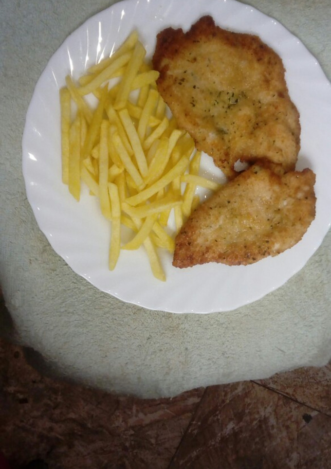 Una foto de Patatas con pechuga de pollo empanada