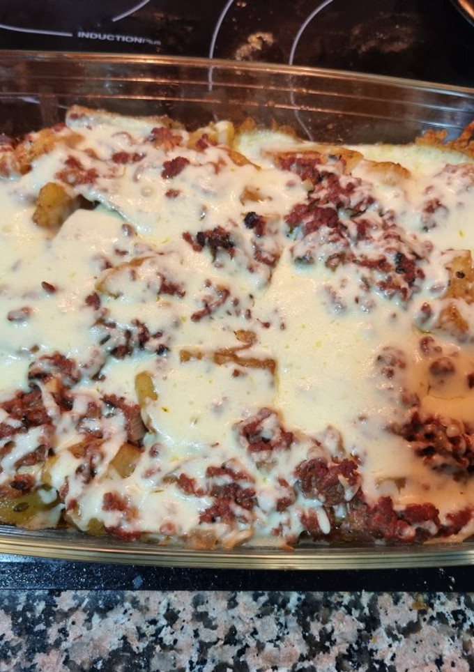 Una foto de Patatas y carne gratinado al horno