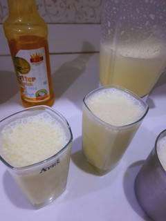 बटर स्कॉच मिल्क(Butterscotch milk recipe in hindi) रेसिपी मुख्य फोटो