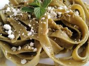 Una foto de pasta en salsa pesto