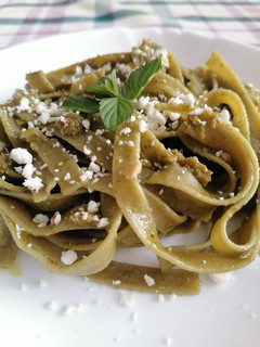 Una foto de Tagliatelle de espinaca al pesto 🍝