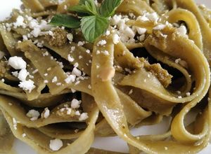 Una foto de Tagliatelle de espinaca al pesto 🍝