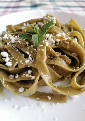 Una foto de Tagliatelle de espinaca al pesto 🍝