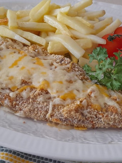 Una foto de Escalope de ternera al horno con patatas fritas