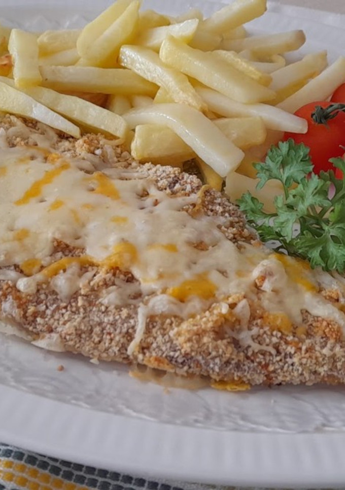 Una foto de Escalope de ternera al horno con patatas fritas