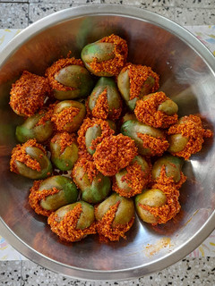 આખી કેરી નું અથાણું (Akhi Keri Athanu Recipe In Gujarati) રેસીપી મુખ્ય ફોટો