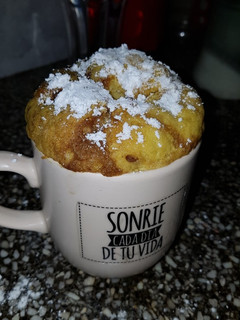 Una foto de Torta en taza marmolada con dulce de leche