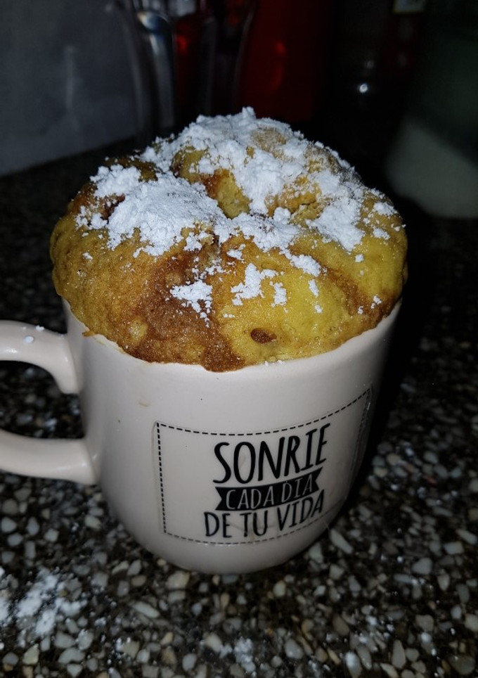 Una foto de Torta en taza marmolada con dulce de leche