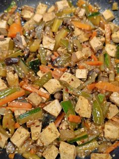 Una foto de Tofu salteado con verduras