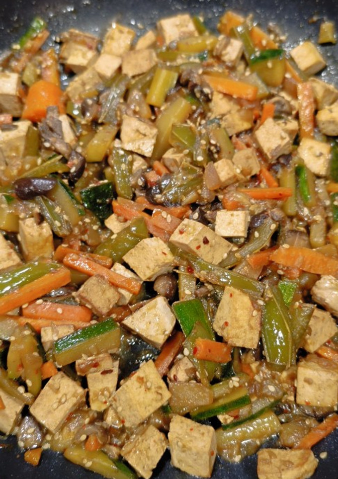 Una foto de Tofu salteado con verduras