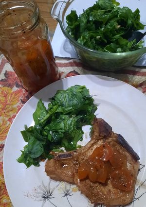Una foto de Costillitas de cerdo con chutney de quinotos