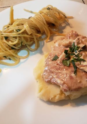 Una foto de Lomo en salsa de champiñones