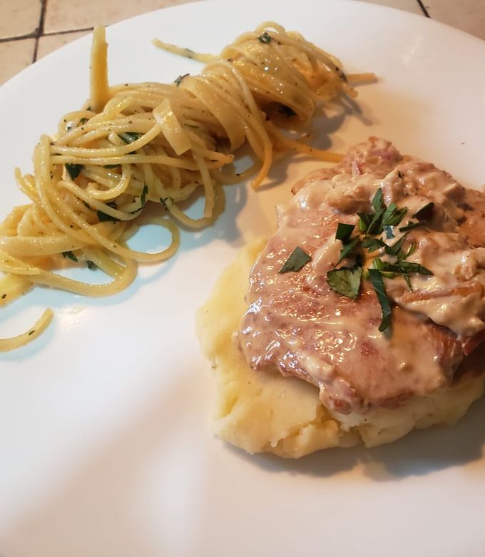Una foto de Lomo en salsa de champiñones