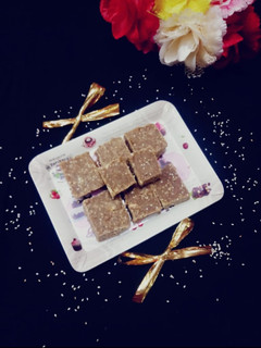 आटा तिल की बर्फी (Aata til ki barfi recipe in hindi) रेसिपी मुख्य फोटो