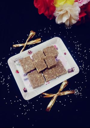 आटा तिल की बर्फी (Aata til ki barfi recipe in hindi) रेसिपी मुख्य फोटो