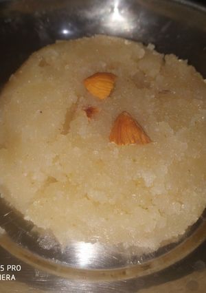 A picture of Shira / Sooji ka halwa.
