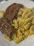 Fusilli na manteiga com picanha