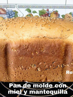 Una foto de Pan de molde con semillas, miel y mantequilla (panificadora)