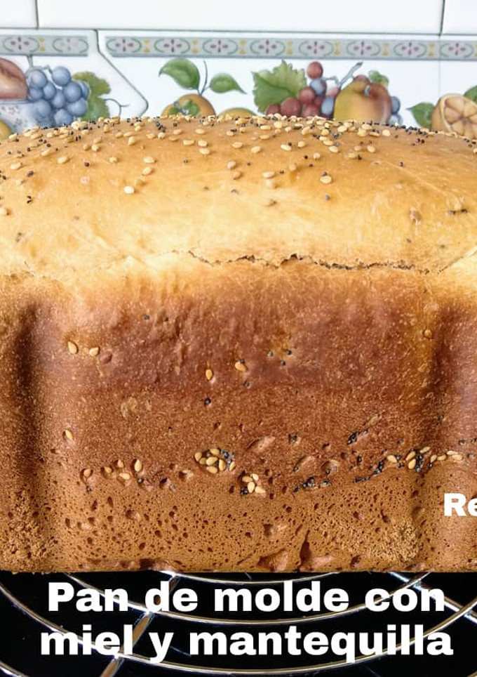 Una foto de Pan de molde con semillas, miel y mantequilla (panificadora)