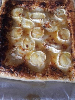 Una foto de Hojaldre con queso de cabra, queso rallado elemental y miel