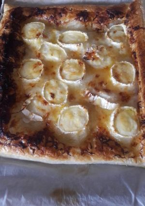Una foto de Hojaldre con queso de cabra, queso rallado elemental y miel