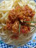 Atún entomatado con fideos