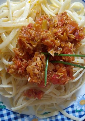Una foto de Atún entomatado con fideos