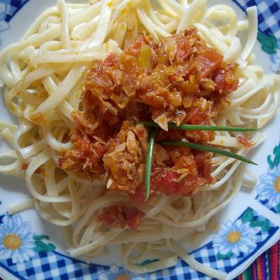 Atún entomatado con fideos Receta de Mercedes Huaman Flores- Cookpad