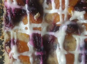 Una foto de Kuchen de cerezas y duraznos con crema