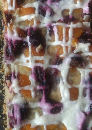 Una foto de Kuchen de cerezas y duraznos con crema