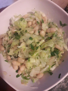 Una foto de Ensalada de porotos con cebolla y lechuga.
